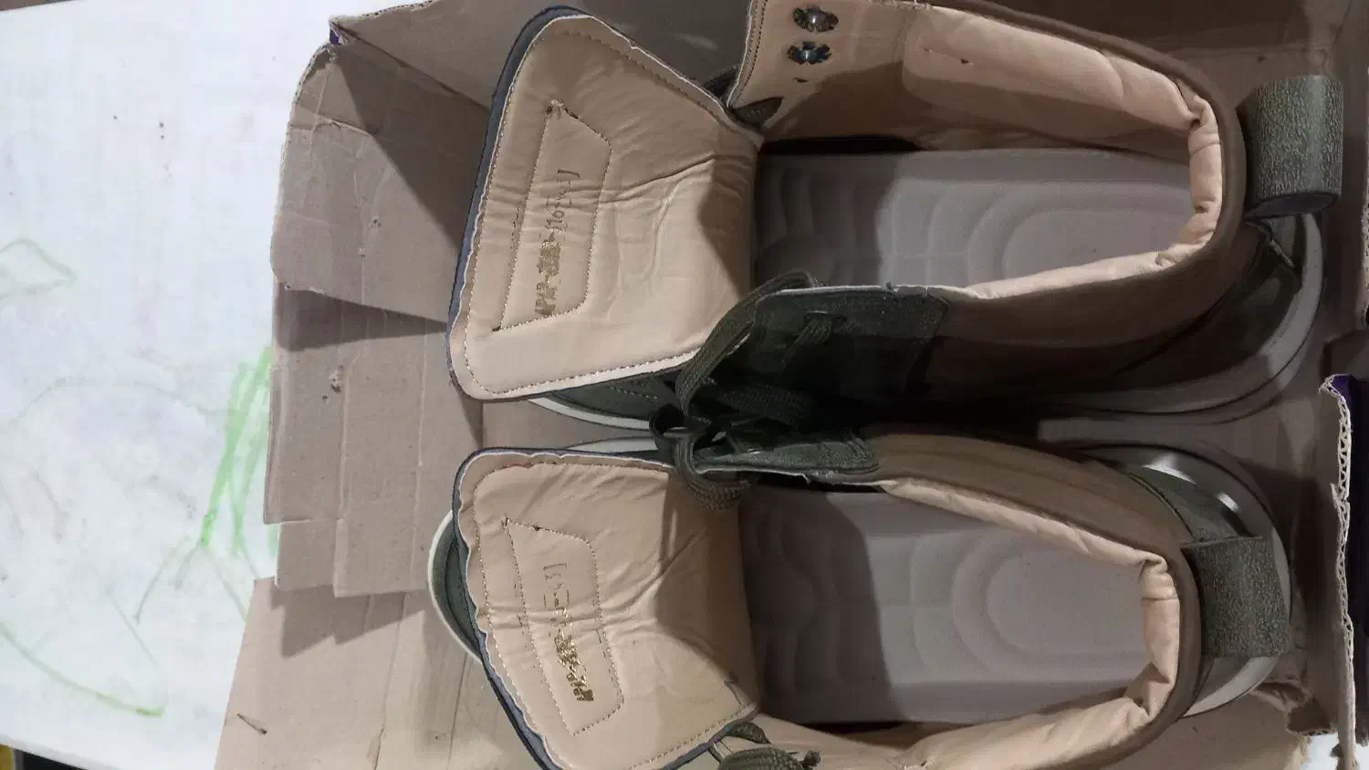 کفش|کیف، کفش، کمربند|رباط‌کریم, رباط‌کریم|دیوار