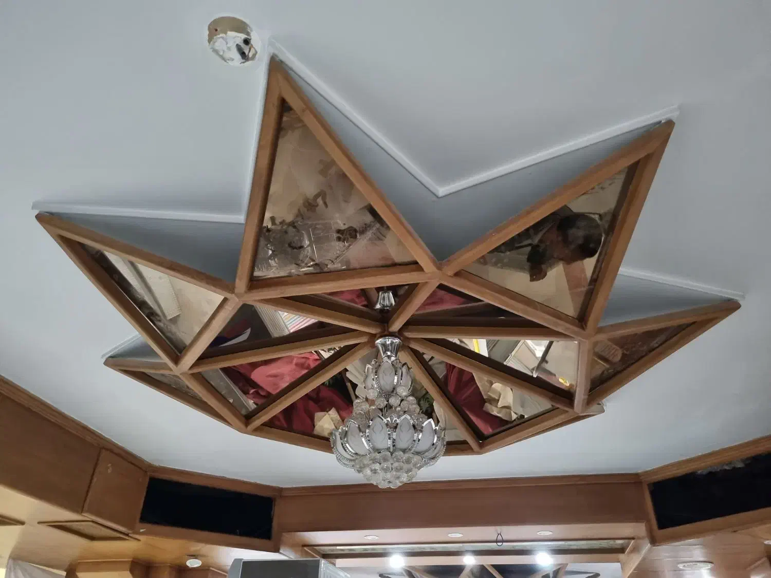 لوستر و گچبری چوبی بزرگ وزیبا|لوستر و چراغ آویز|مشهد, ده دی|دیوار