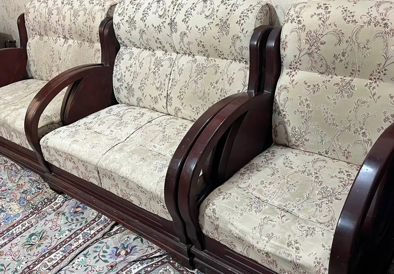 دو دست مبل|مبلمان خانگی و میز عسلی|گلبهار, شهر جدید گلبهار|دیوار