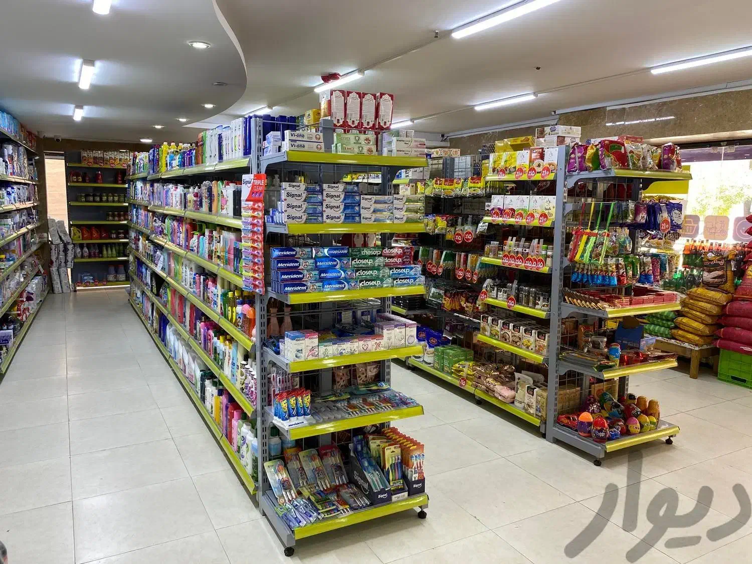 قفسه سیاه|فروشگاه و مغازه|شیراز, فرهنگ شهر|دیوار