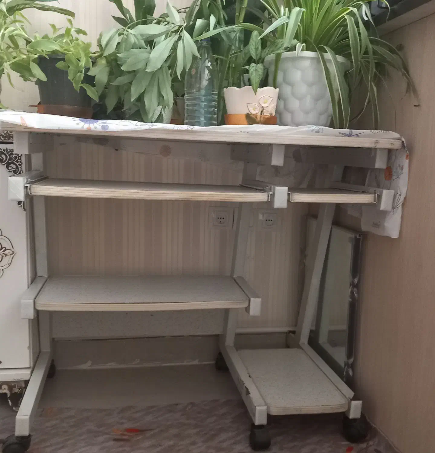 میزتحریر،کامپیوتر (برای مشق نوشتن دانش آموز)|میز تحریر و کامپیوتر|بومهن, |دیوار