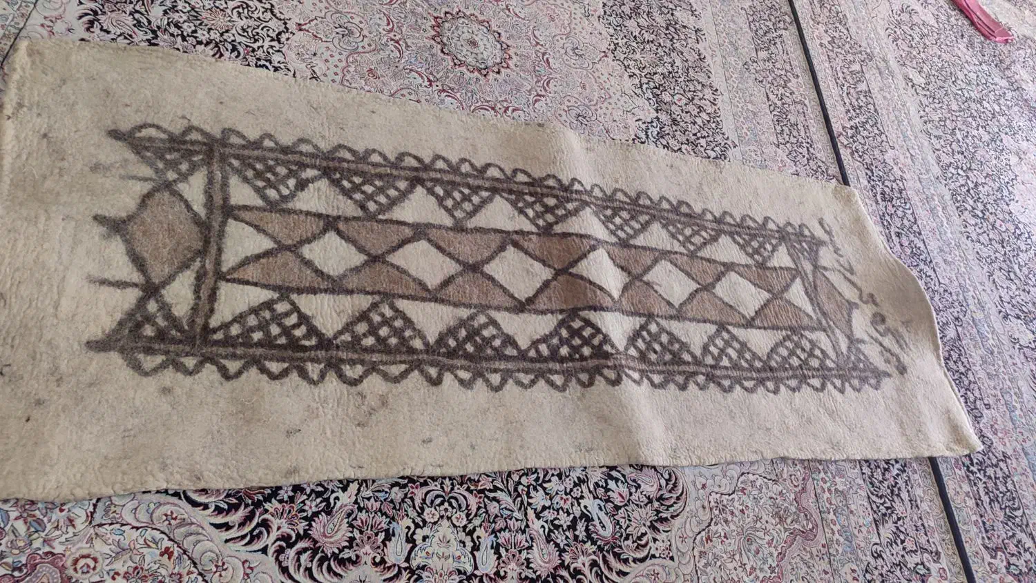نمد طبی. در حد نو|گلیم، جاجیم، گبه|ایلام, |دیوار