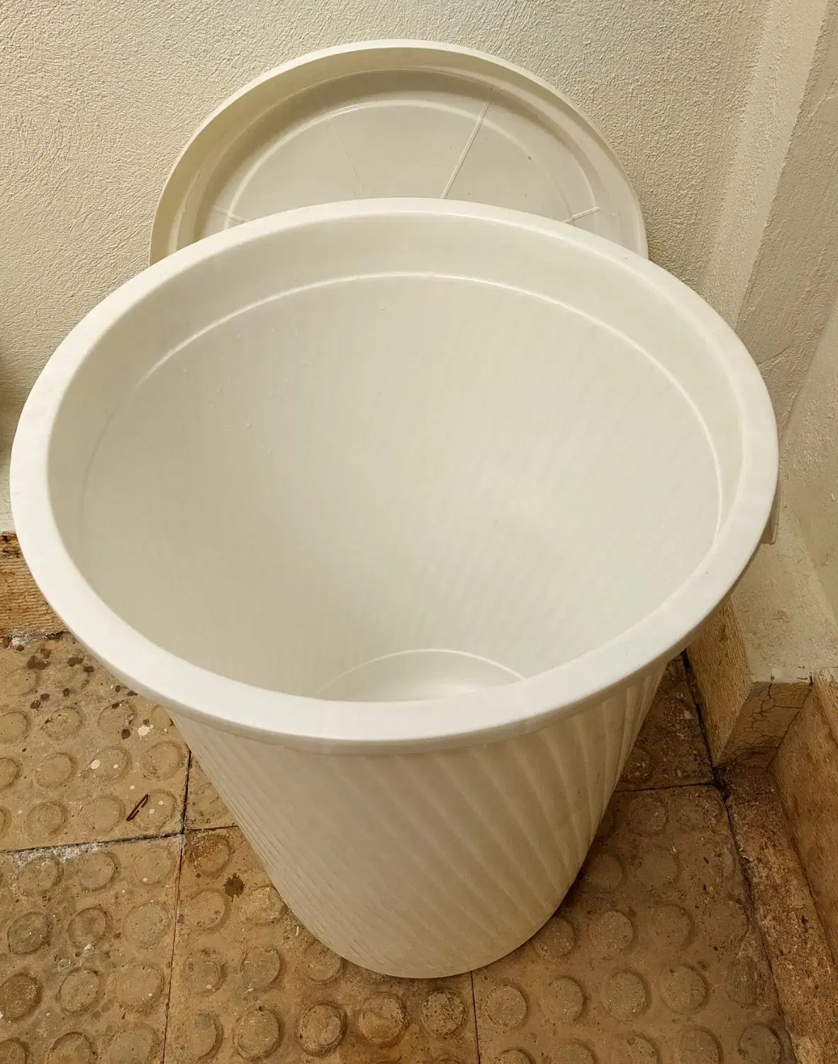 سطل بزرگ|ظروف نگهدارنده، پلاستیکی، یک‌بارمصرف|پرند, فاز ۲|دیوار