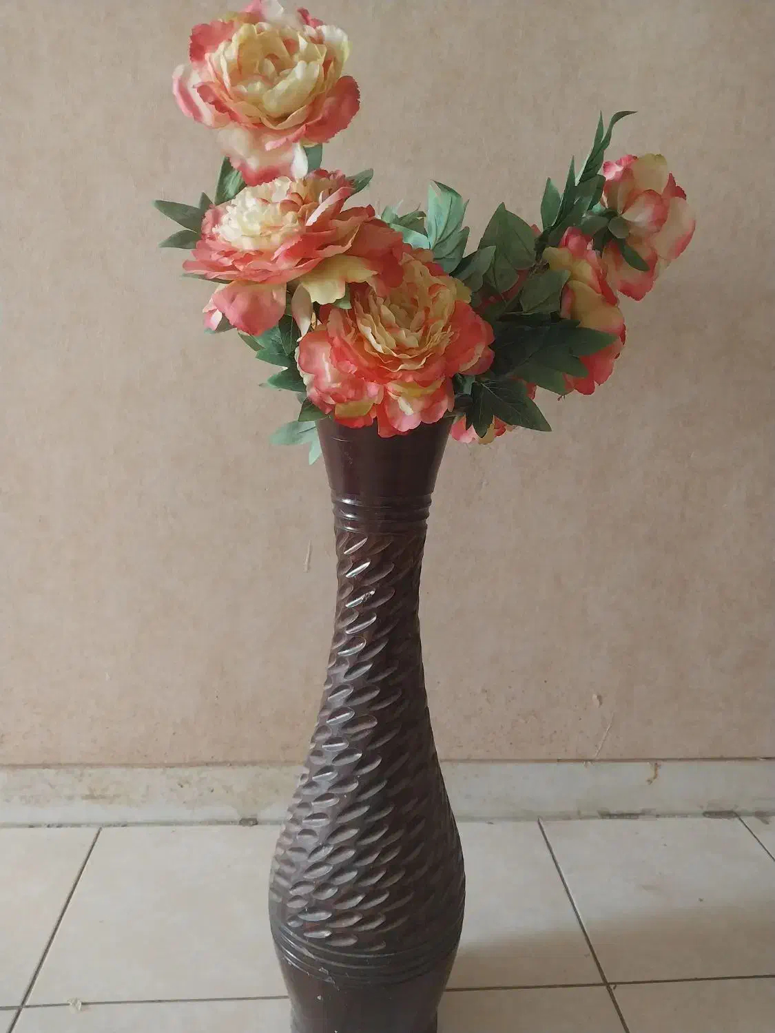 گل مصنوعی با گلدان و میز جلو مبل ۴۰۰|گل و گیاه طبیعی|شیراز, ملاصدرا|دیوار