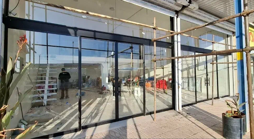 شیشه سکوریت دربهای اتومات پارتیشن شیشه ای|خدمات پیشه و مهارت|قزوین, |دیوار