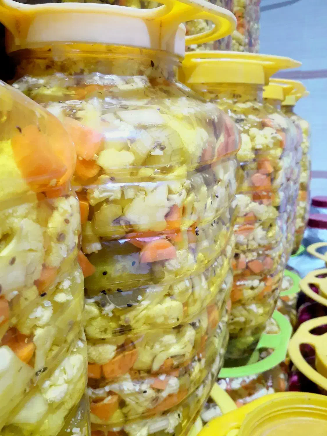 ترشی مخلوط درشت و ریز و آب گوجه|عمده‌فروشی|تهران, میدان میوه و تره‌بار مرکزی|دیوار