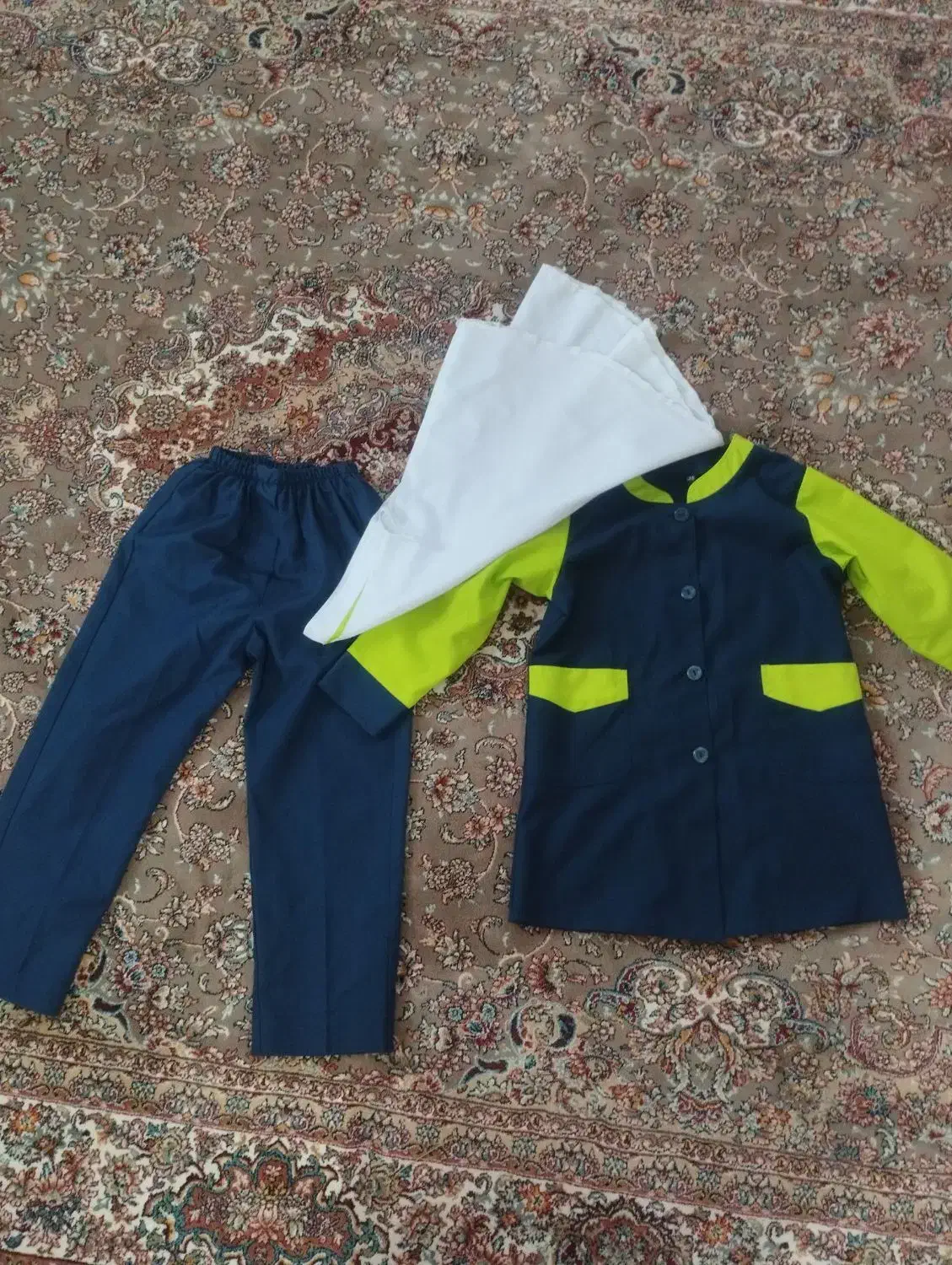 روپوش مدرسه به علت تغییر مدرسه|لباس|گنبد کاووس, |دیوار