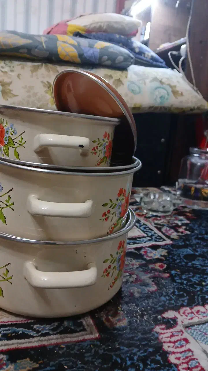 فروش سرویس قابلمه Emayetas گل بته ای در حد نو|کلکسیون اشیاء عتیقه|قم, صفاشهر|دیوار