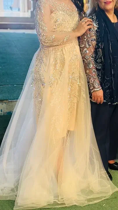 لباس مجلسی|لباس|چغادک, |دیوار