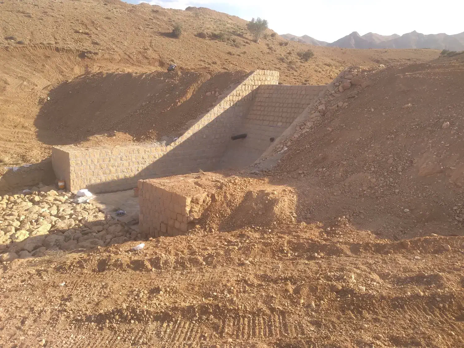 اجرای سنگ مالون وسنگ لاشه وسنگ فرش|خدمات پیشه و مهارت|شیراز, تندگویان|دیوار