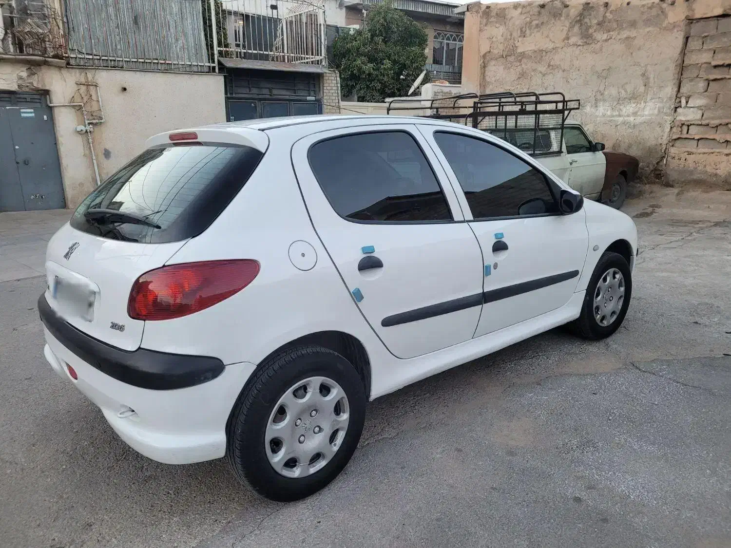 پژو ۲۰۶ هاچ بک قسطی|خودرو سواری و وانت|شیراز, شاهچراغ|دیوار