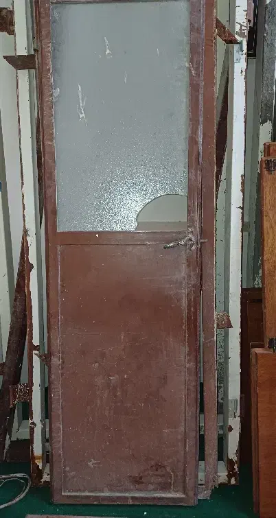 دوعدد درب آهنی  و یک درب دولنگه چوبی از جنس خوب|مصالح و تجهیزات ساختمان|شیروان (خراسان), |دیوار