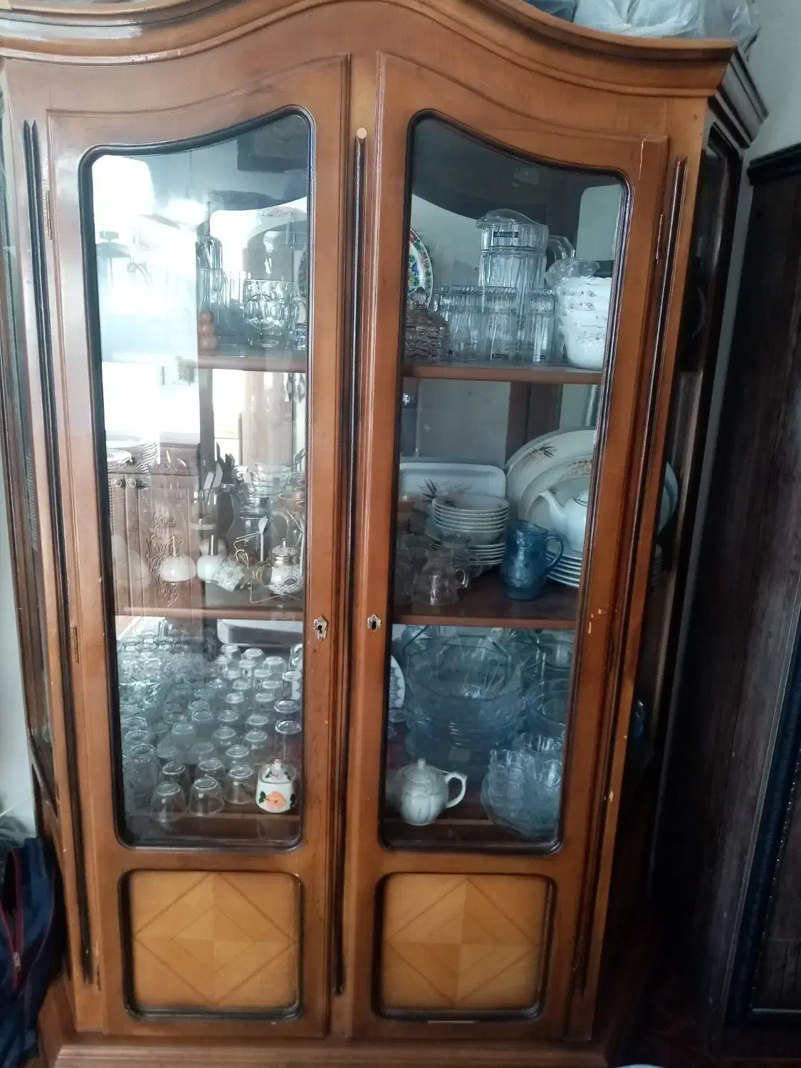 ویترین چوب گردو بزرگ|بوفه، ویترین، کنسول|شهرضا, |دیوار