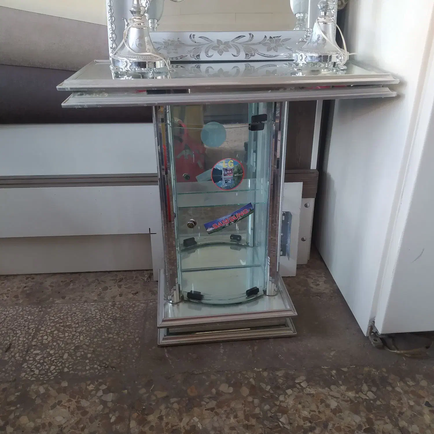 آینه وشمعدان وکنسول|مبلمان خانگی و میز عسلی|قم, شاه ابراهیم|دیوار