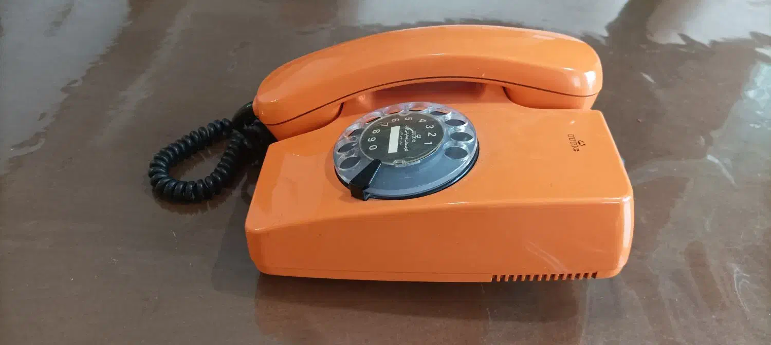 تلفن نارنجی آلمانی خوش رنگ و زیبا|تلفن رومیزی|رشت, گلسار|دیوار