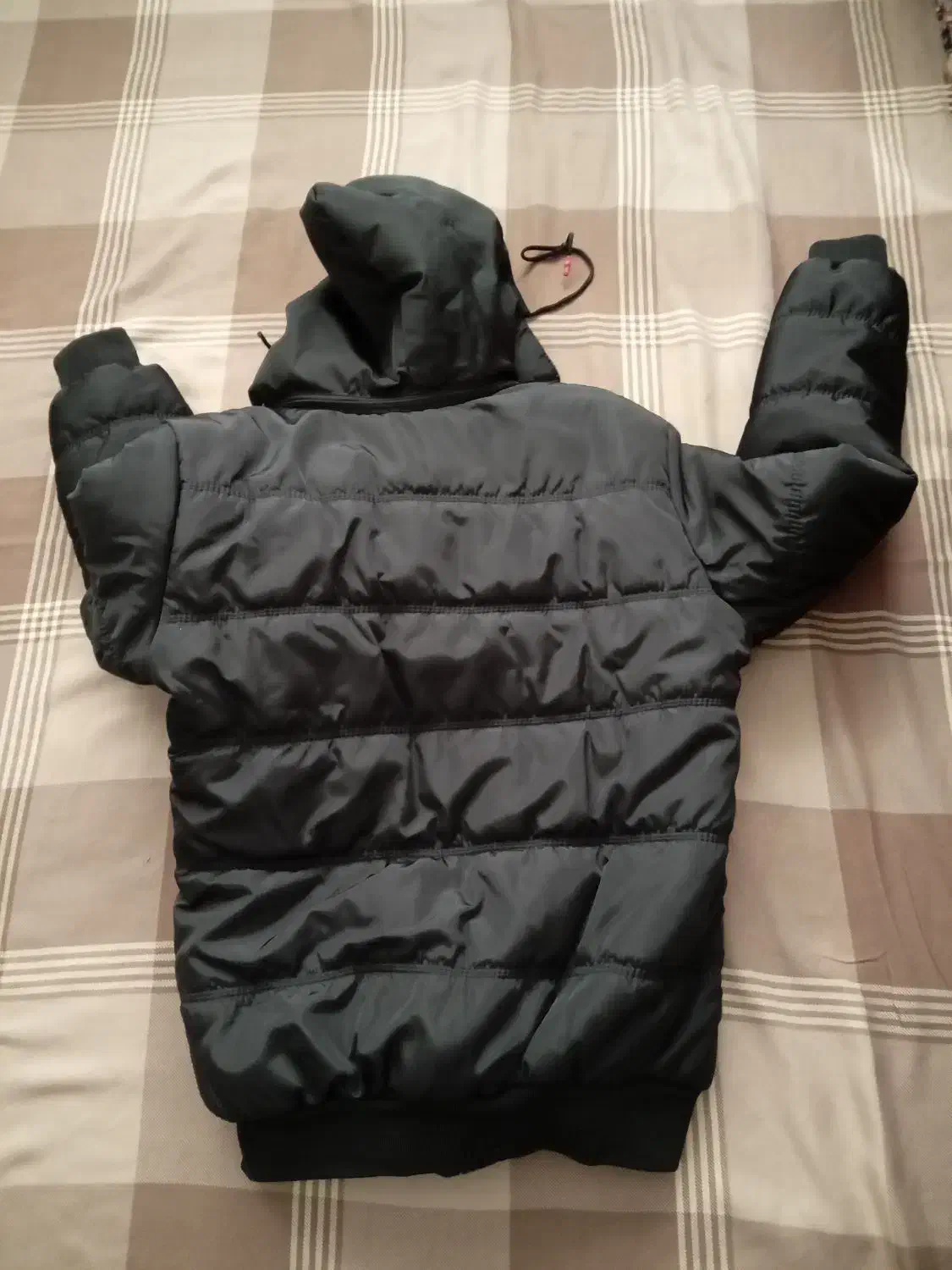 کاپشن|لباس|رباط‌کریم, رباط‌کریم|دیوار