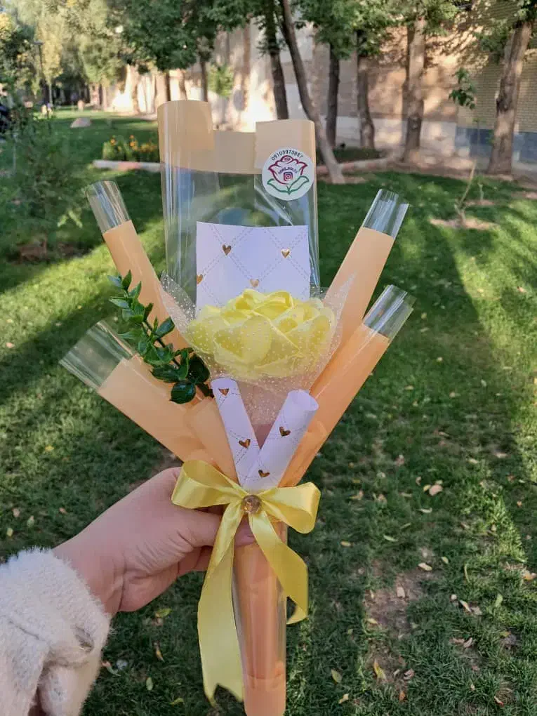 تک شاخه گل برای روز دختر|گل مصنوعی|شهرکرد, |دیوار