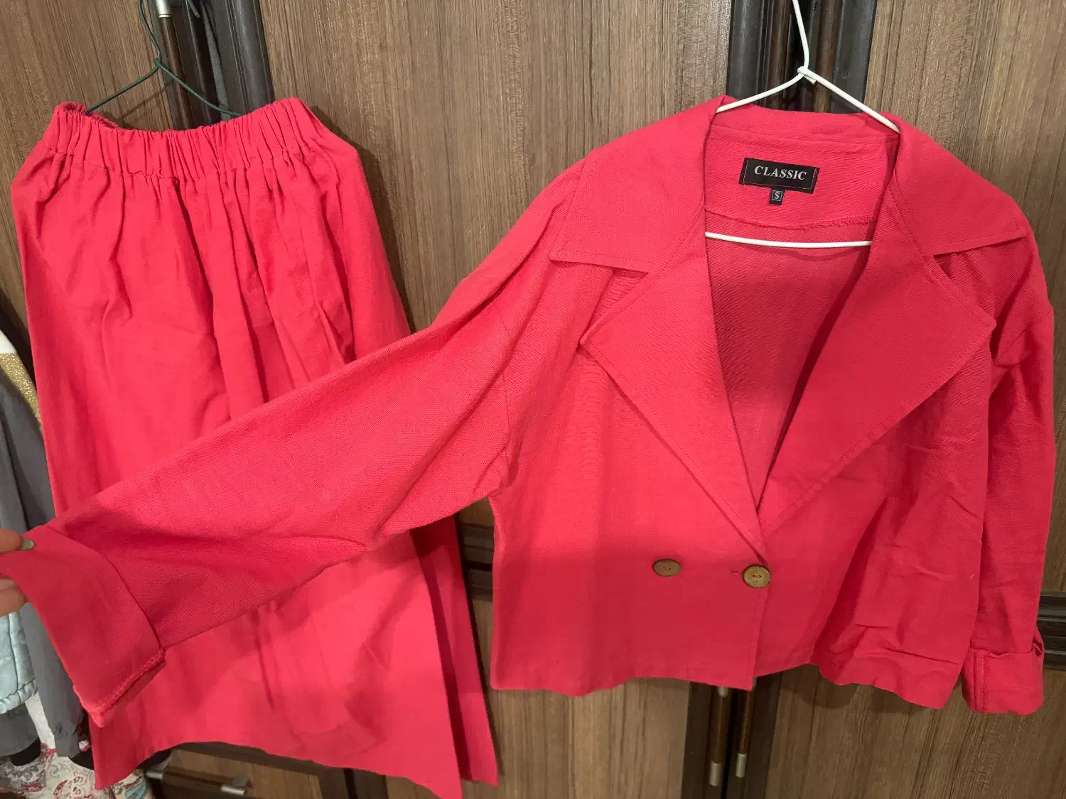 کت دامن|لباس|رشت, معلم|دیوار