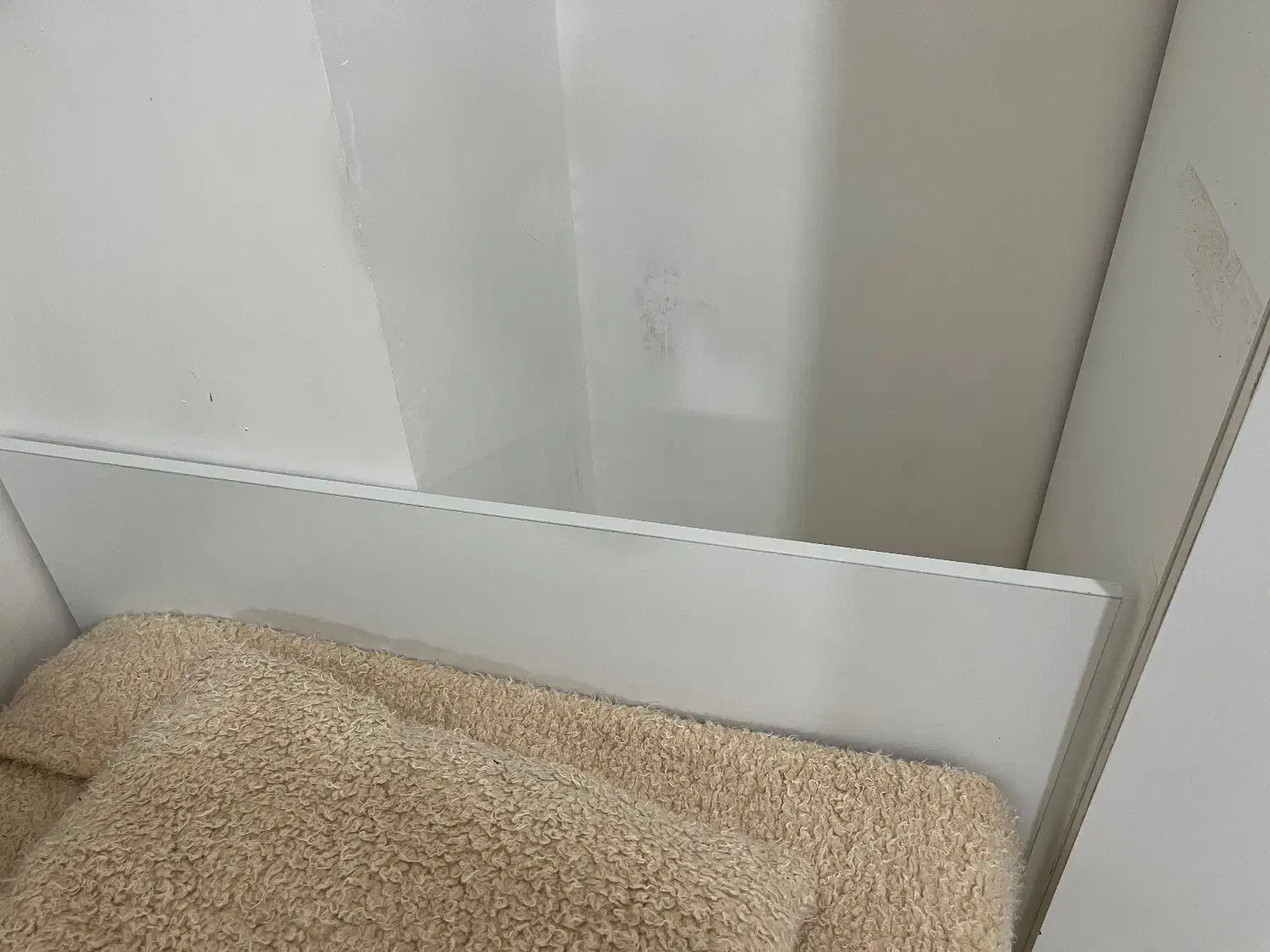 تخت سالم و ساده سفید نوجوان|تخت و سرویس خواب|کرج, شاهین‌ویلا|دیوار