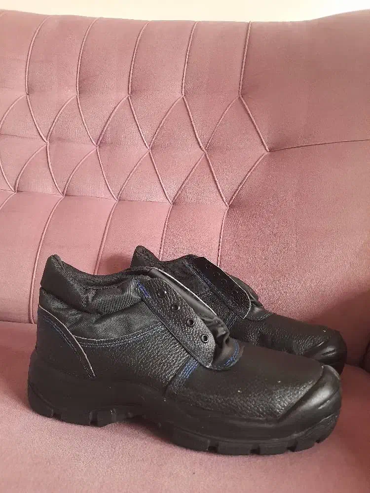 کفش|کیف، کفش، کمربند|رشت, صفاری|دیوار