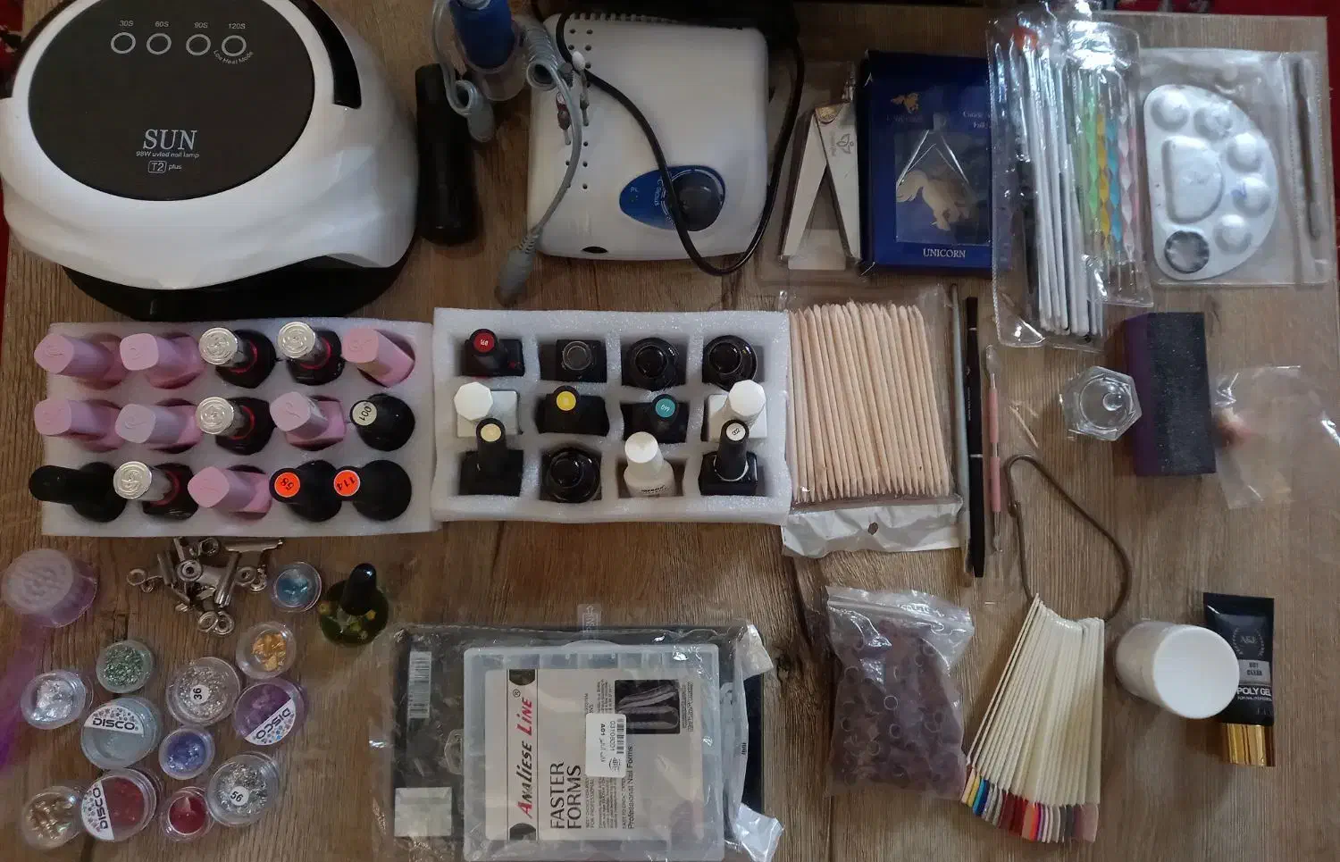 لوازم کاشت ناخن|آرایشگاه و سالن‌های زیبایی|آستانه اشرفیه, |دیوار