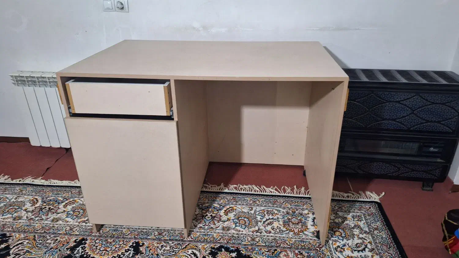 یک عدد دوربین مداربسته و یک عدد میز کلر|دوربین مداربسته|دامغان, |دیوار