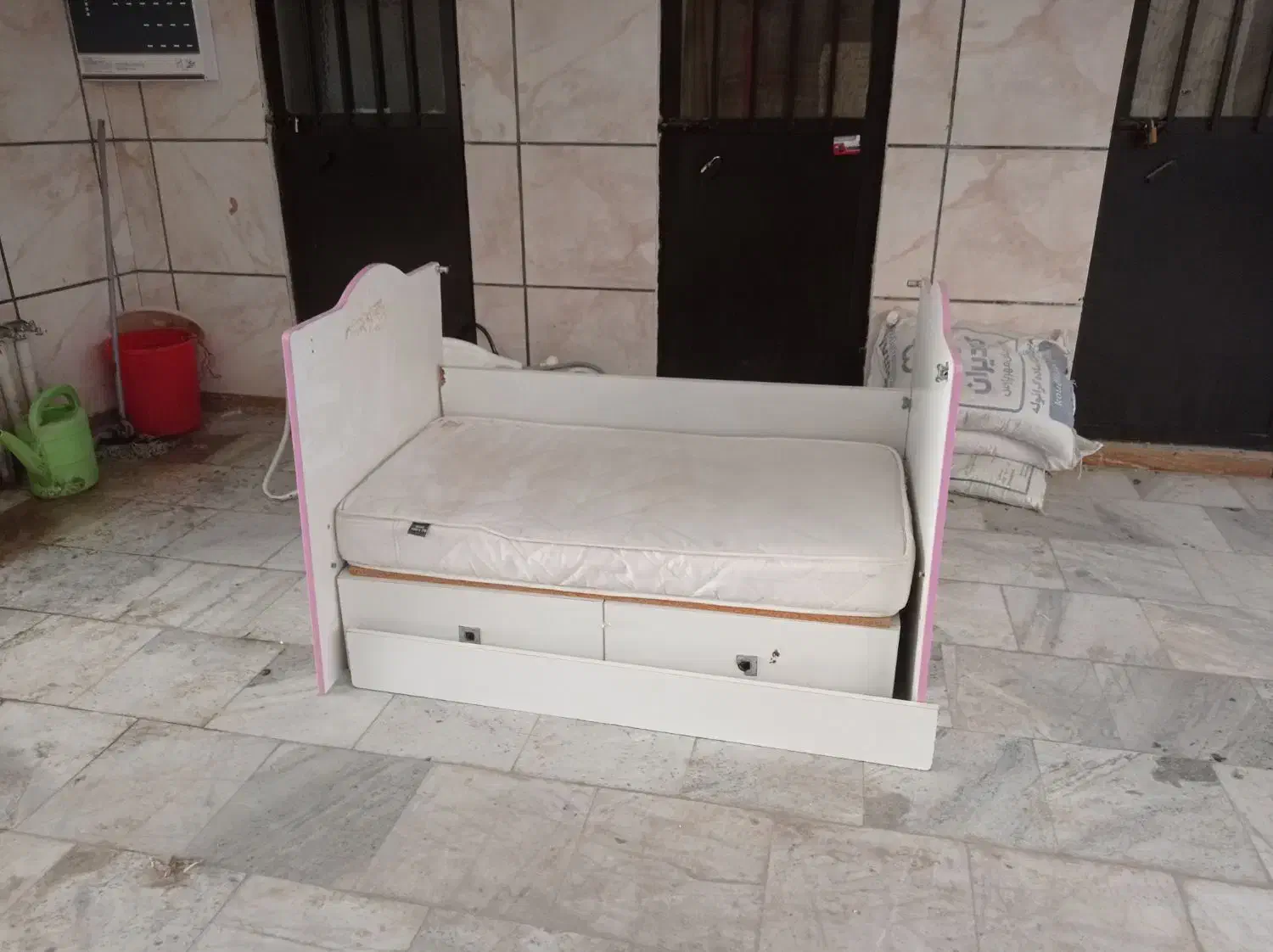 تخت نوزاد|تخت و صندلی بچه|بجنورد, |دیوار