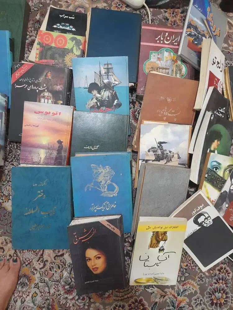 تعدادی کتاب رمان|کتاب و مجله تاریخی|بندر انزلی, پیل علی باغ|دیوار