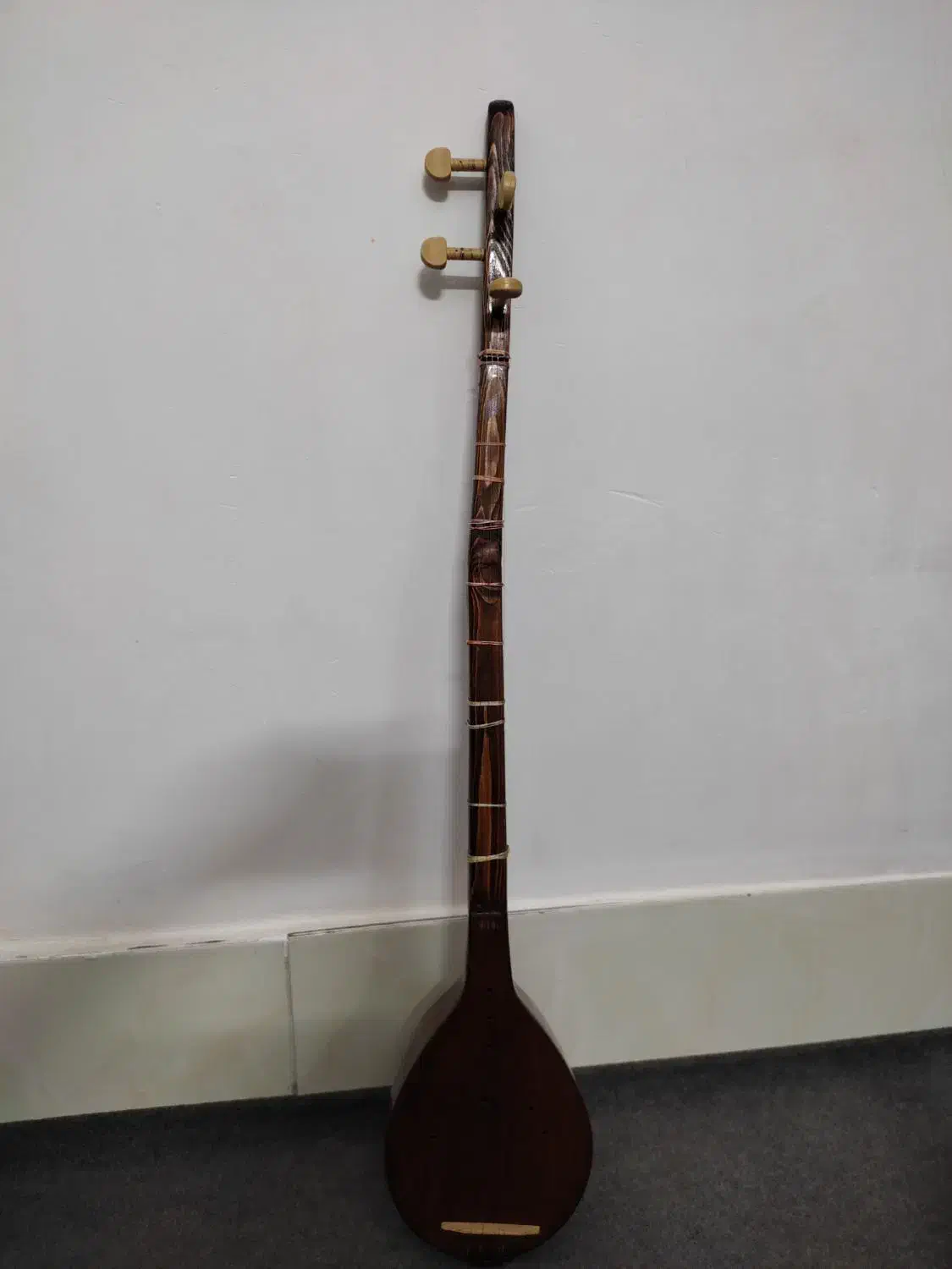 سه تار|سازهای سنتی|قم, نیروگاه|دیوار