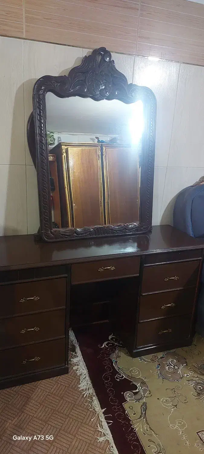 میز آرایشی با آینه سالم و تمیز|تخت و سرویس خواب|خمینی‌شهر, |دیوار