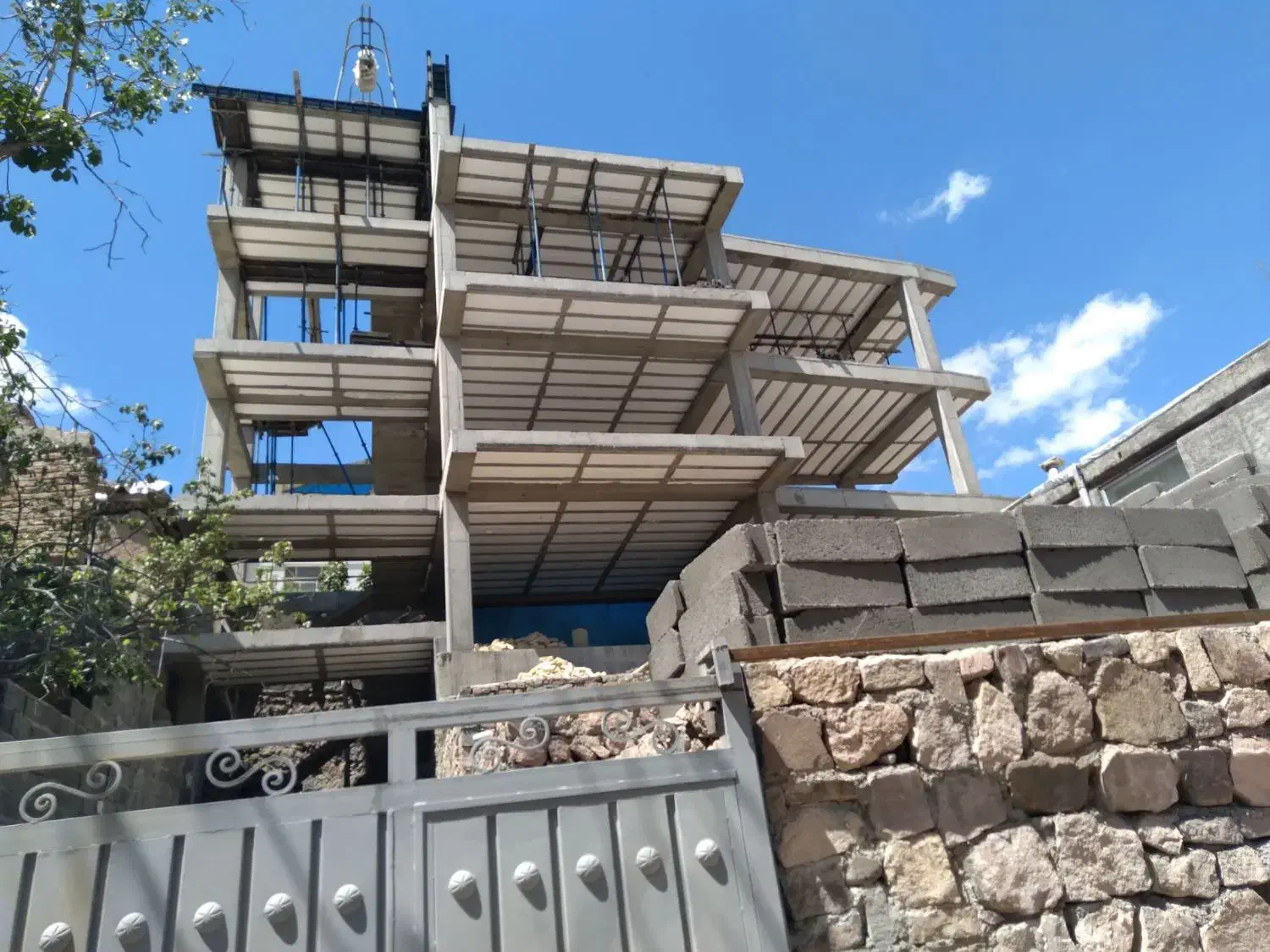 به یک کارگر آرماتور بند نیازمندم|استخدام معماری، عمران و ساختمانی|آبیک, |دیوار