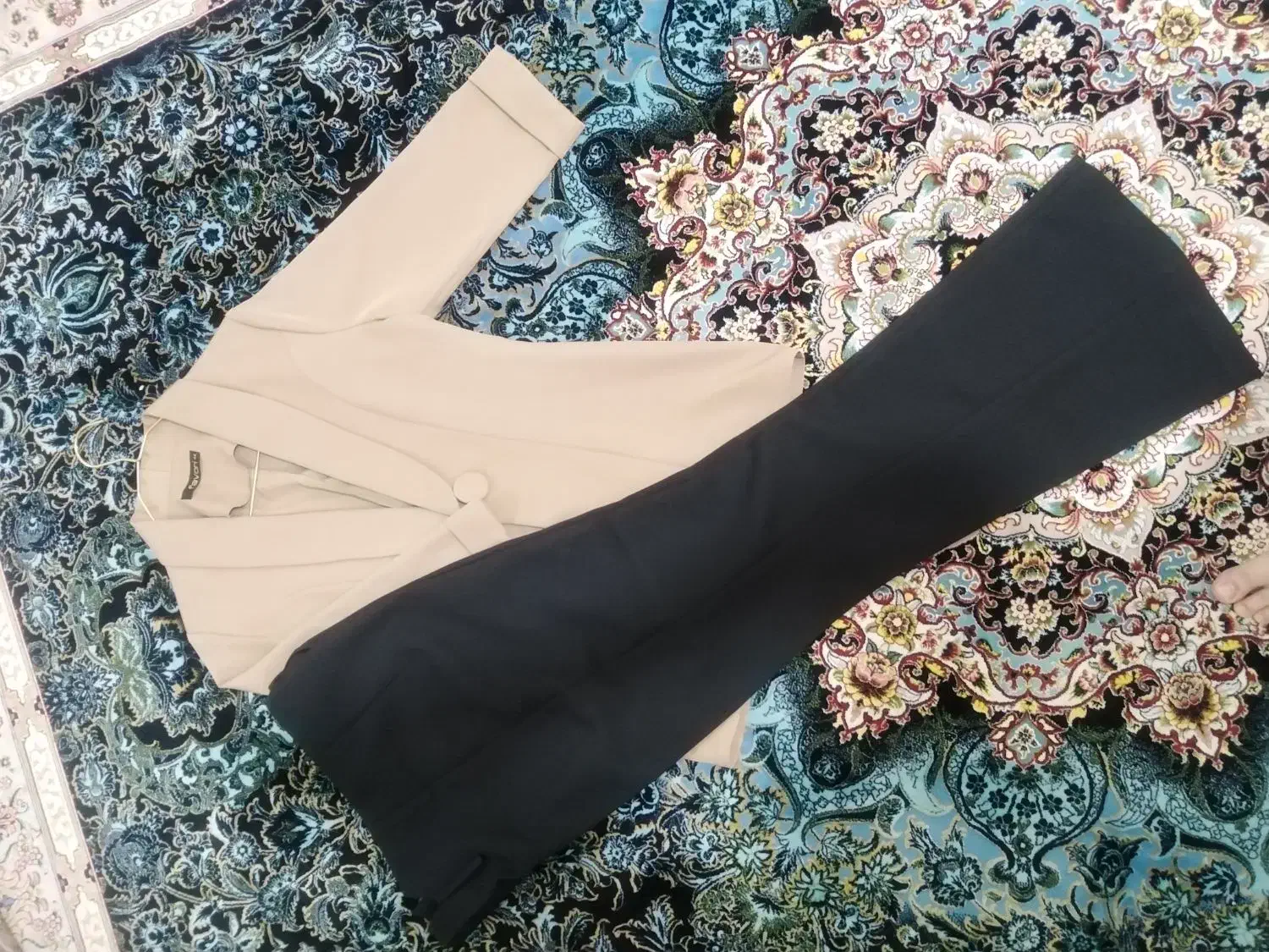 کت و شلوار نو|لباس|قم, چهل درخت‎|دیوار