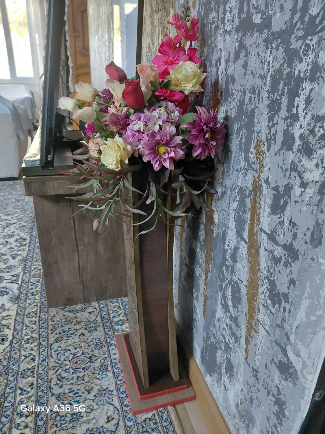 گلدان چوبی با گلهای مصنویی|گل مصنوعی|بومهن, |دیوار