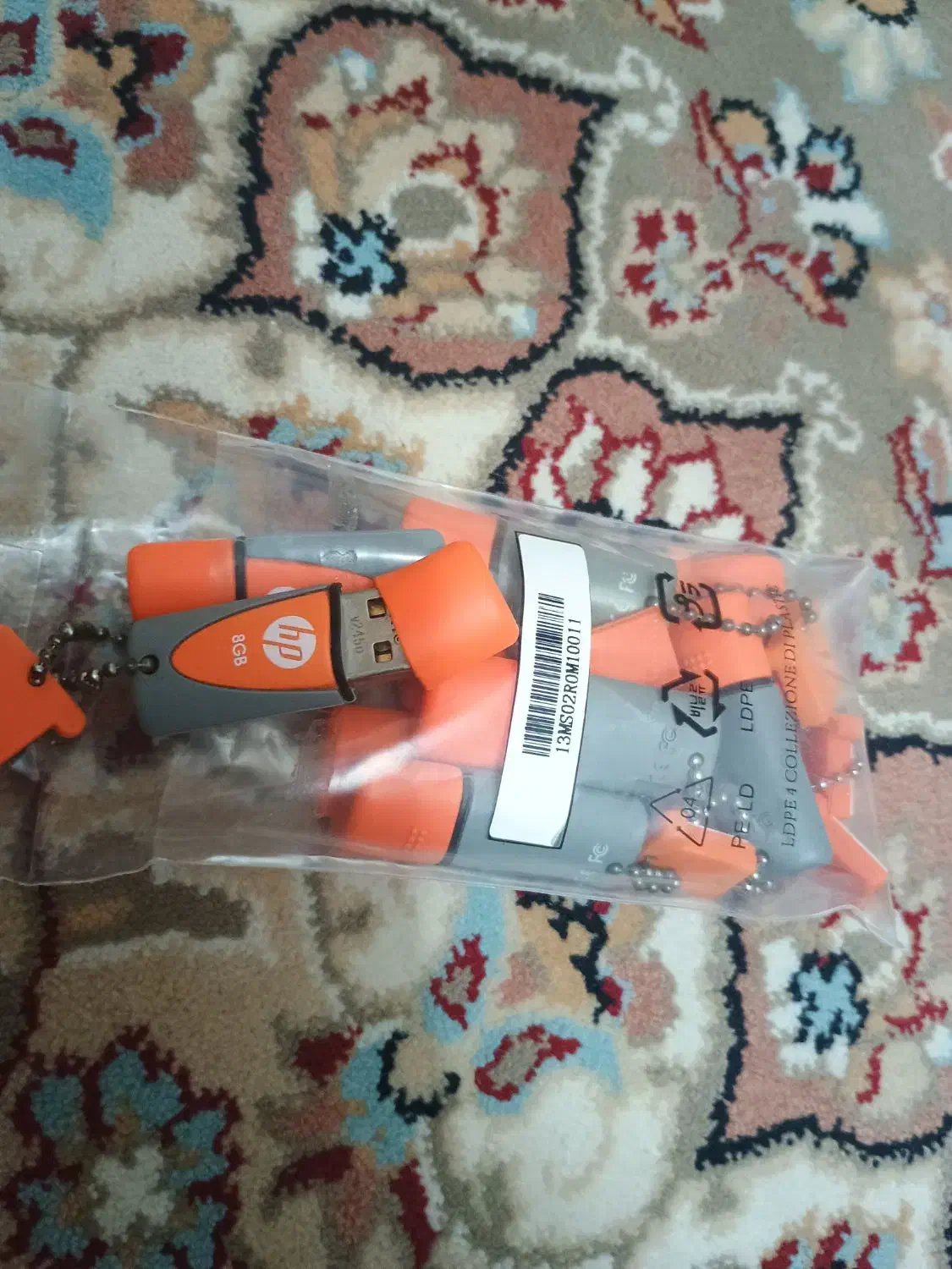 فلش hp  اصلی 8گیگ|قطعات و لوازم جانبی رایانه|بروجرد, |دیوار