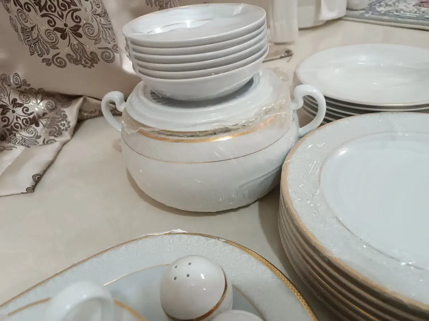 چینی 24 نفره دور طلا|ظروف سرو و پذیرایی|قم, آزادگان|دیوار