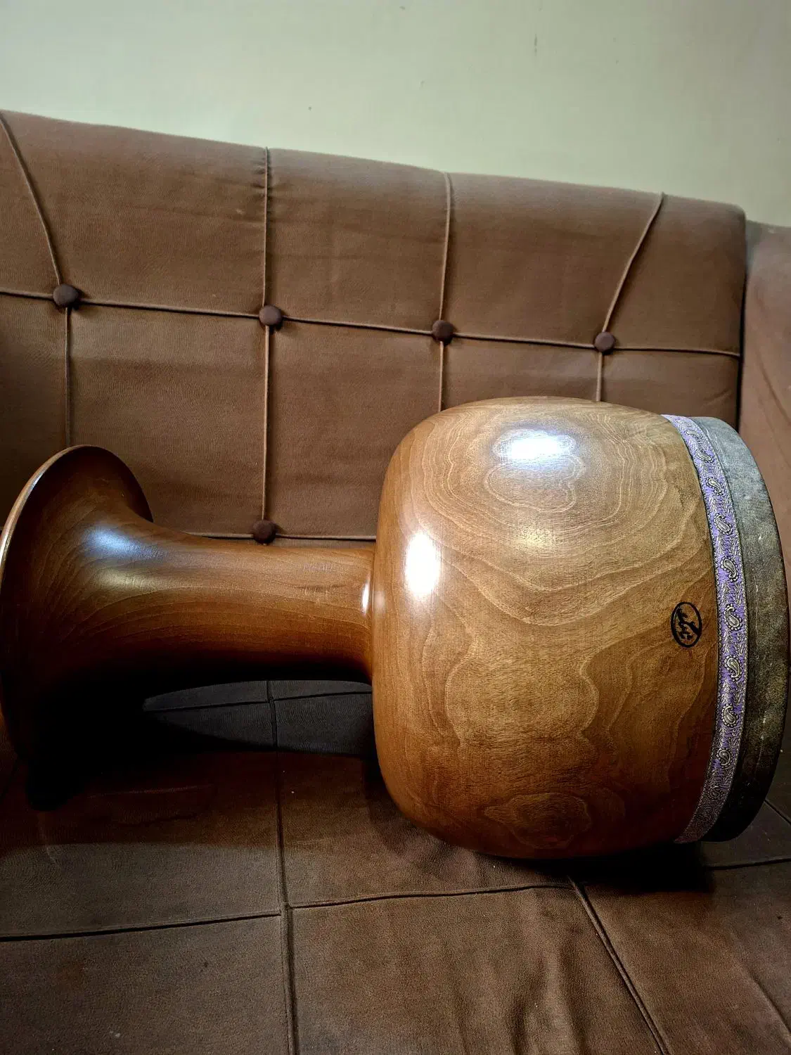 تمبک حرفه ایی گردو سیاه سنندج کلکسیونی شیرانی|سازهای سنتی|اصفهان, دشتستان|دیوار