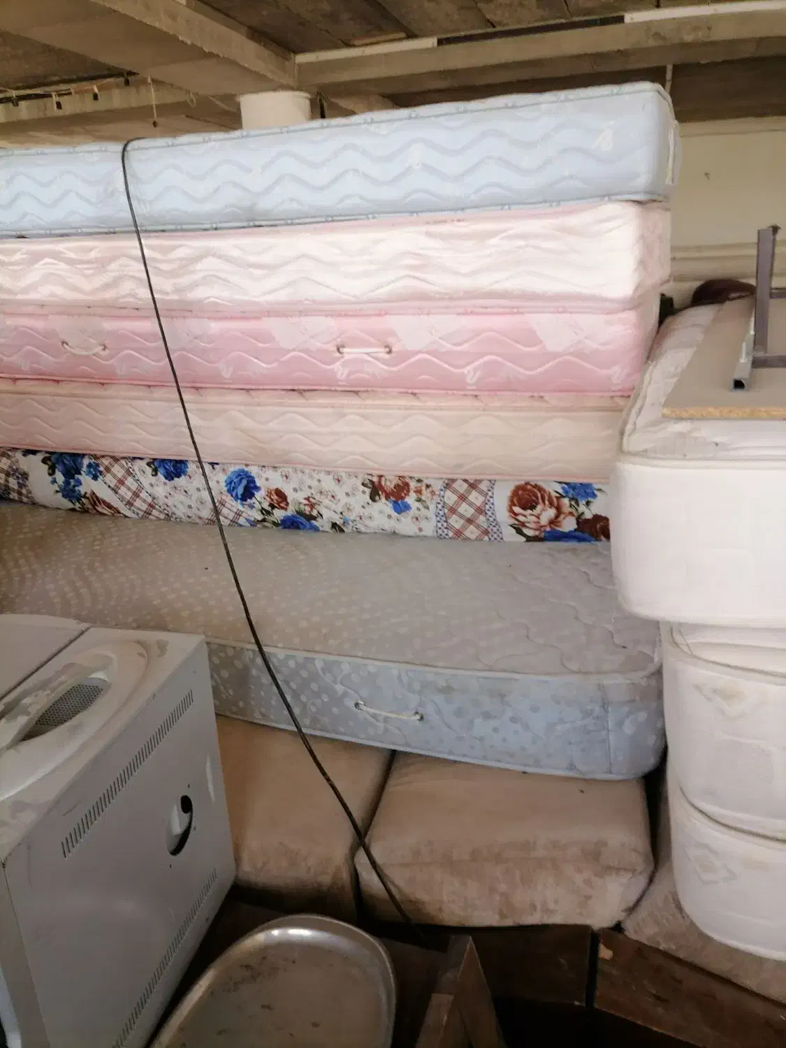 تعدادی تشک خوشخواب|تشک تختخواب|کیش, |دیوار