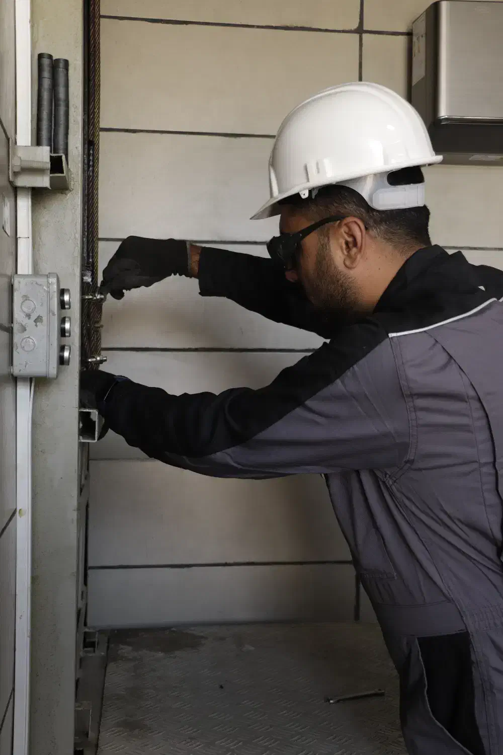 تعمیرات، رفع خرابی وسرویس دوره ای آسانسور|خدمات پیشه و مهارت|شیراز, آزادگان|دیوار