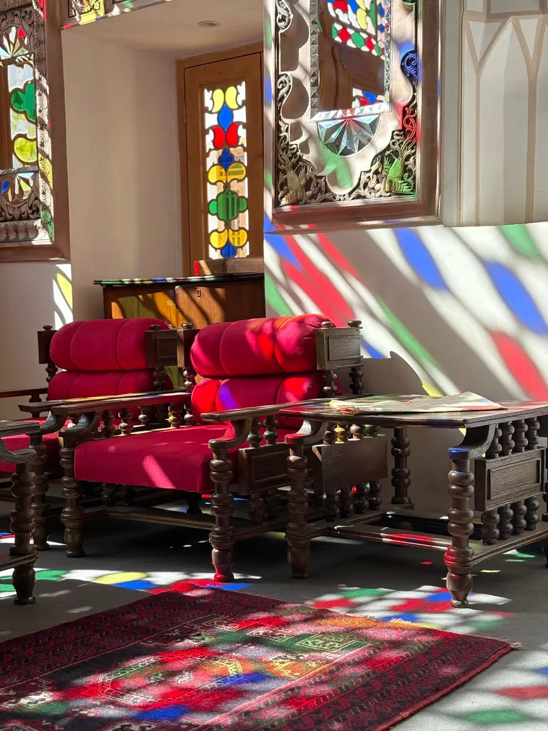 مبل چایچی عتیقه با میز و عسلی بسیار تمیز|مبلمان خانگی و میز عسلی|اصفهان, سنبلستان|دیوار