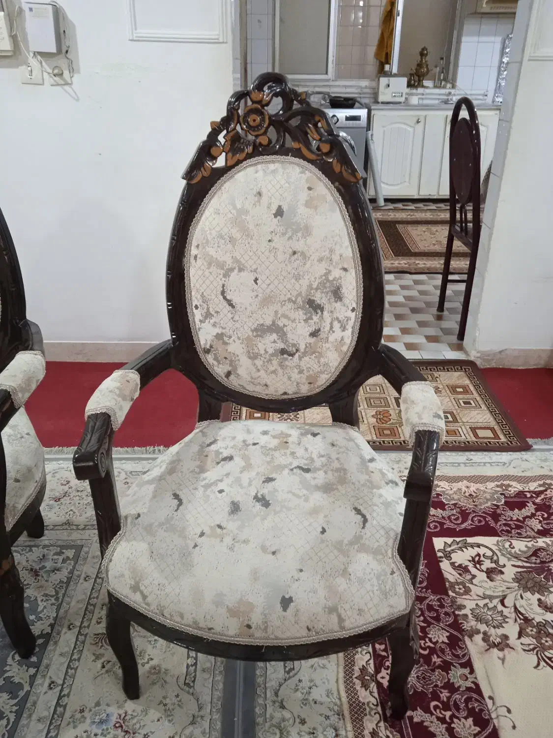 مبلمان 9 نفره نو نو به همراه میز بزرگ و عسلی چوبی|مبلمان خانگی و میز عسلی|شهرکرد, |دیوار