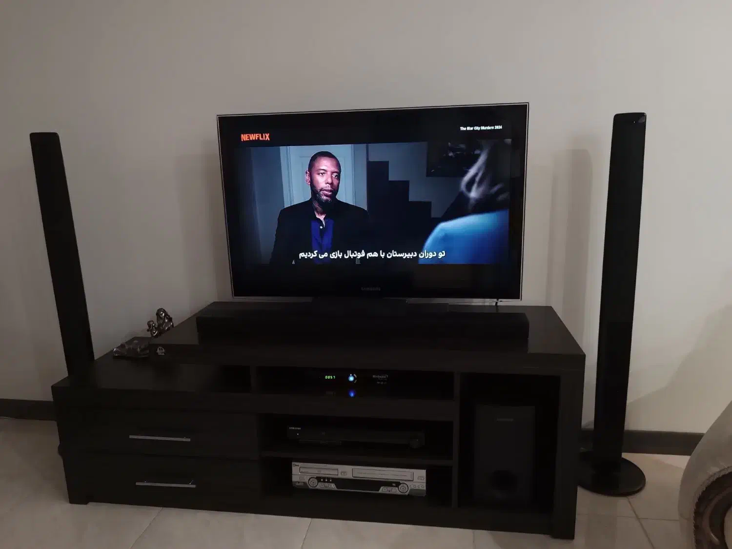 تلویزیون ۴۲ اینچ سامسونگ با میز|تلویزیون و پروژکتور|پردیس, فاز ۸|دیوار