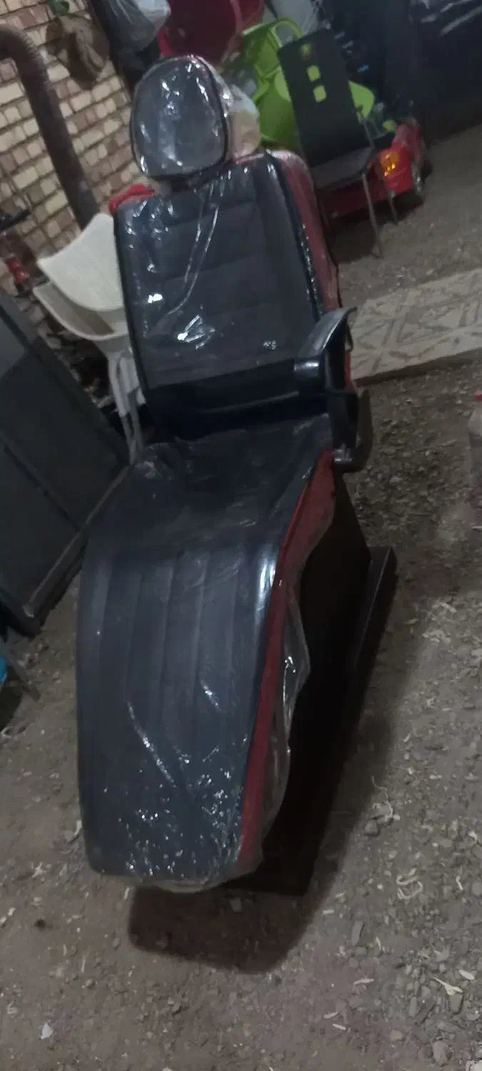 صندلی آرایشگاه و تاتو نو و تمییز با میزکوچک تاتو|آرایشگاه و سالن‌های زیبایی|مرند, |دیوار