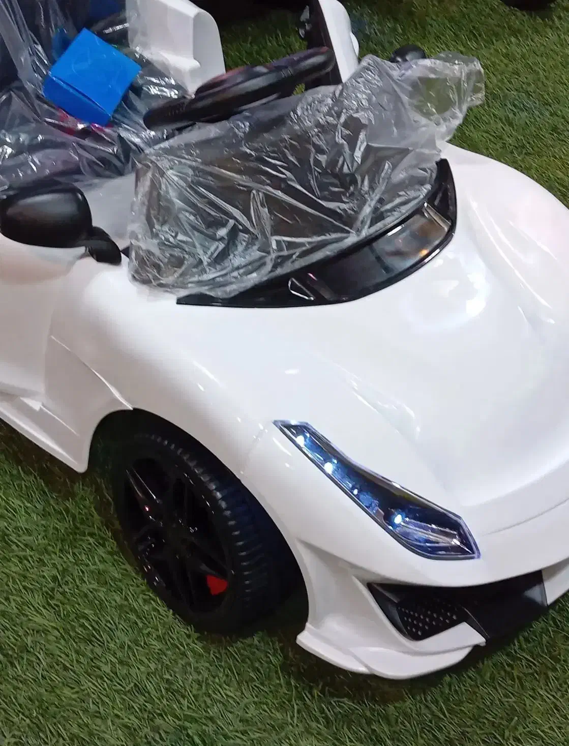 ماشین شارژی فراری سفید دو موتوره|اسباب‌‌بازی|قم, شهر قائم|دیوار