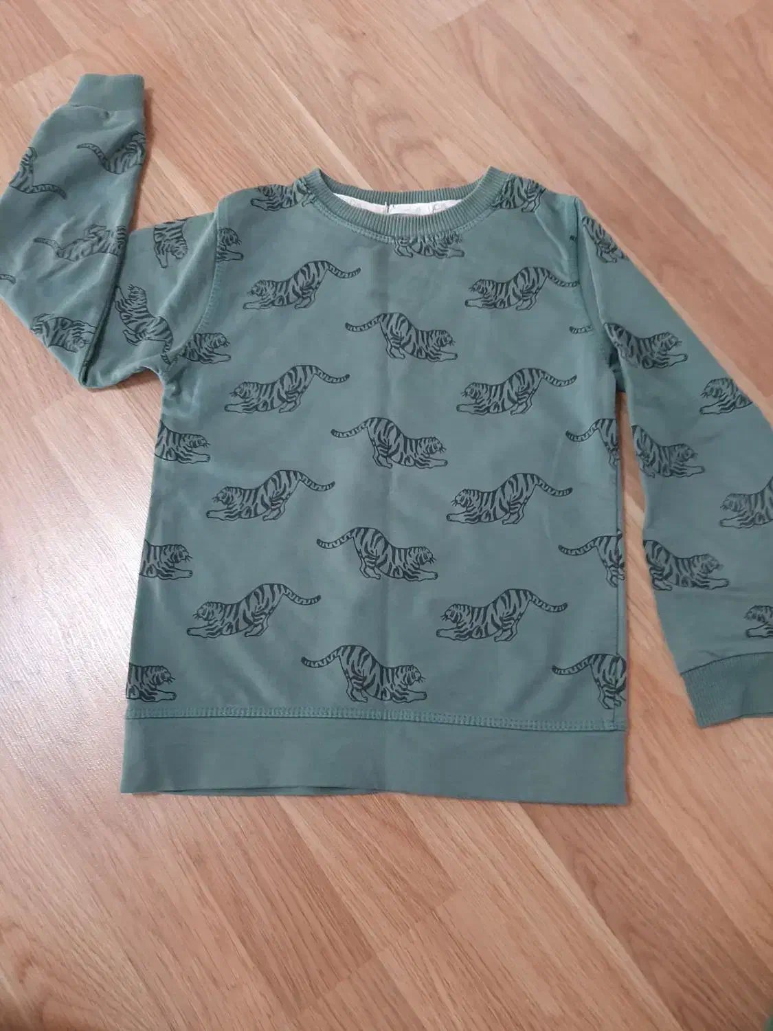 لباس بچه گانه|کفش و لباس بچه|خوی, |دیوار