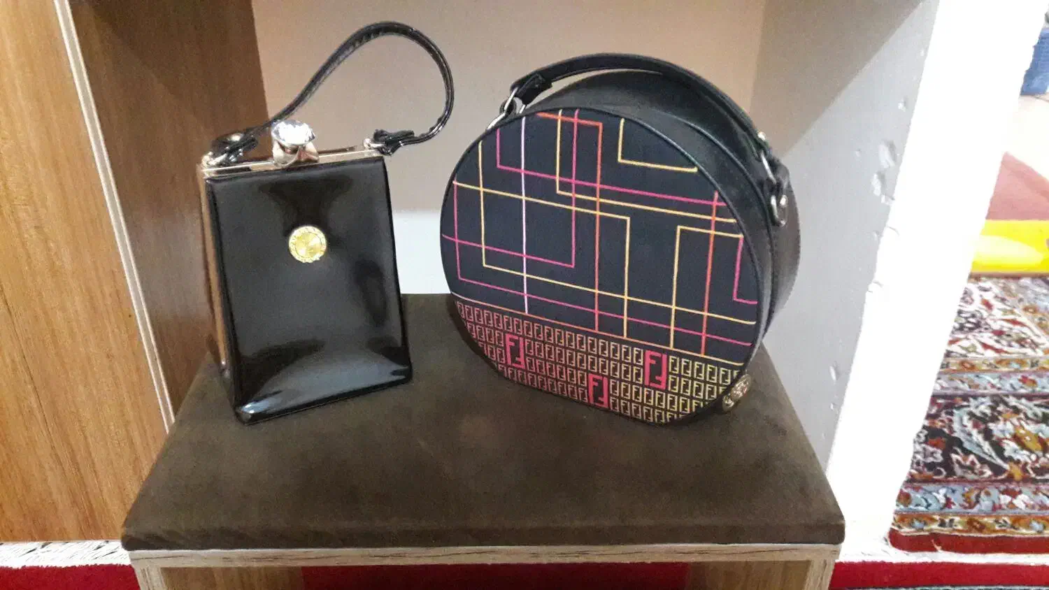 کیف چند نمونه|کیف، کفش، کمربند|صدرا-فارس, فاز ۱|دیوار