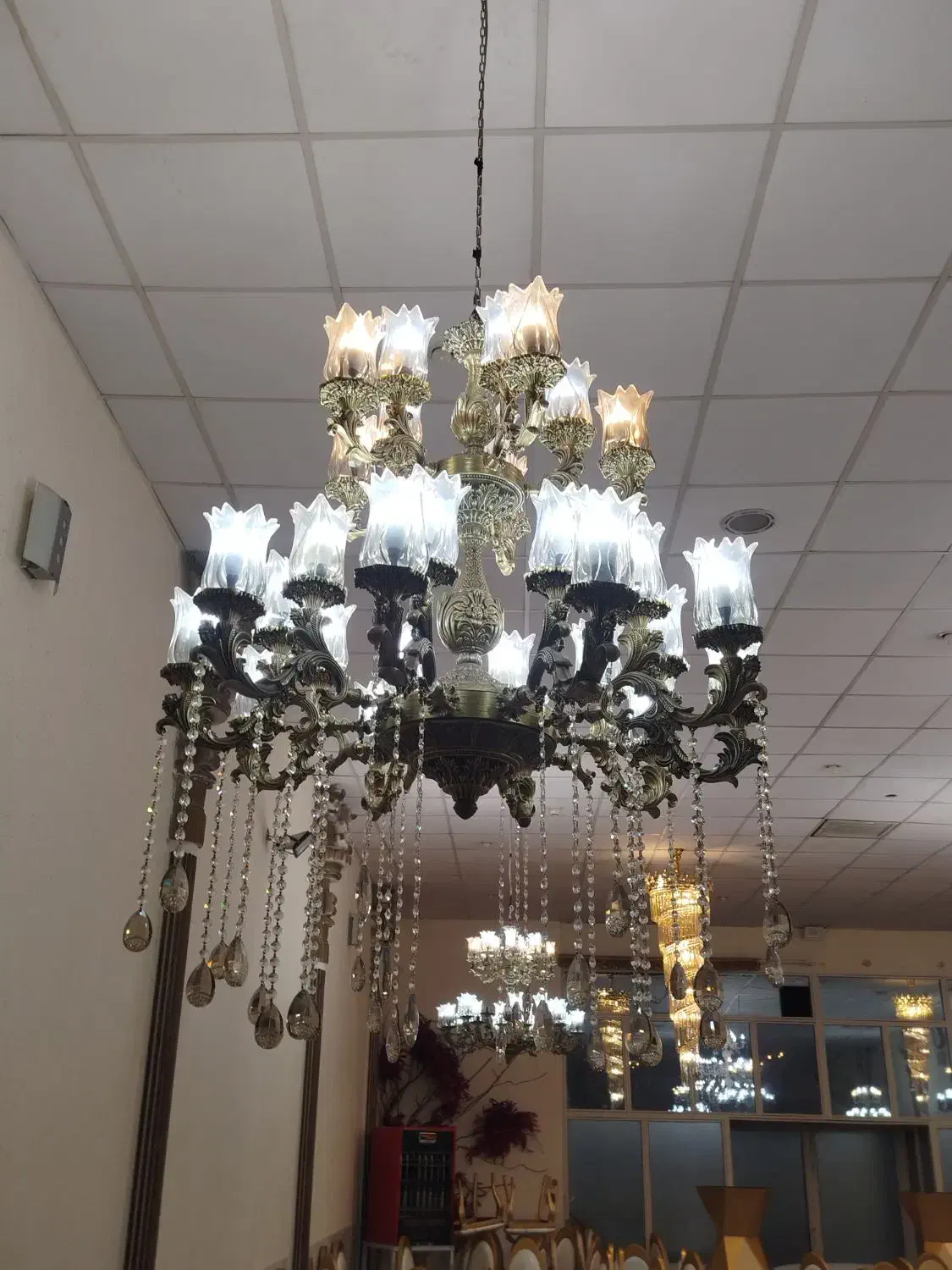 لوستر دوطبقه نوی نو می باشد نصف قیمت بازار|لوستر و چراغ آویز|اصفهان, دوطفلان|دیوار