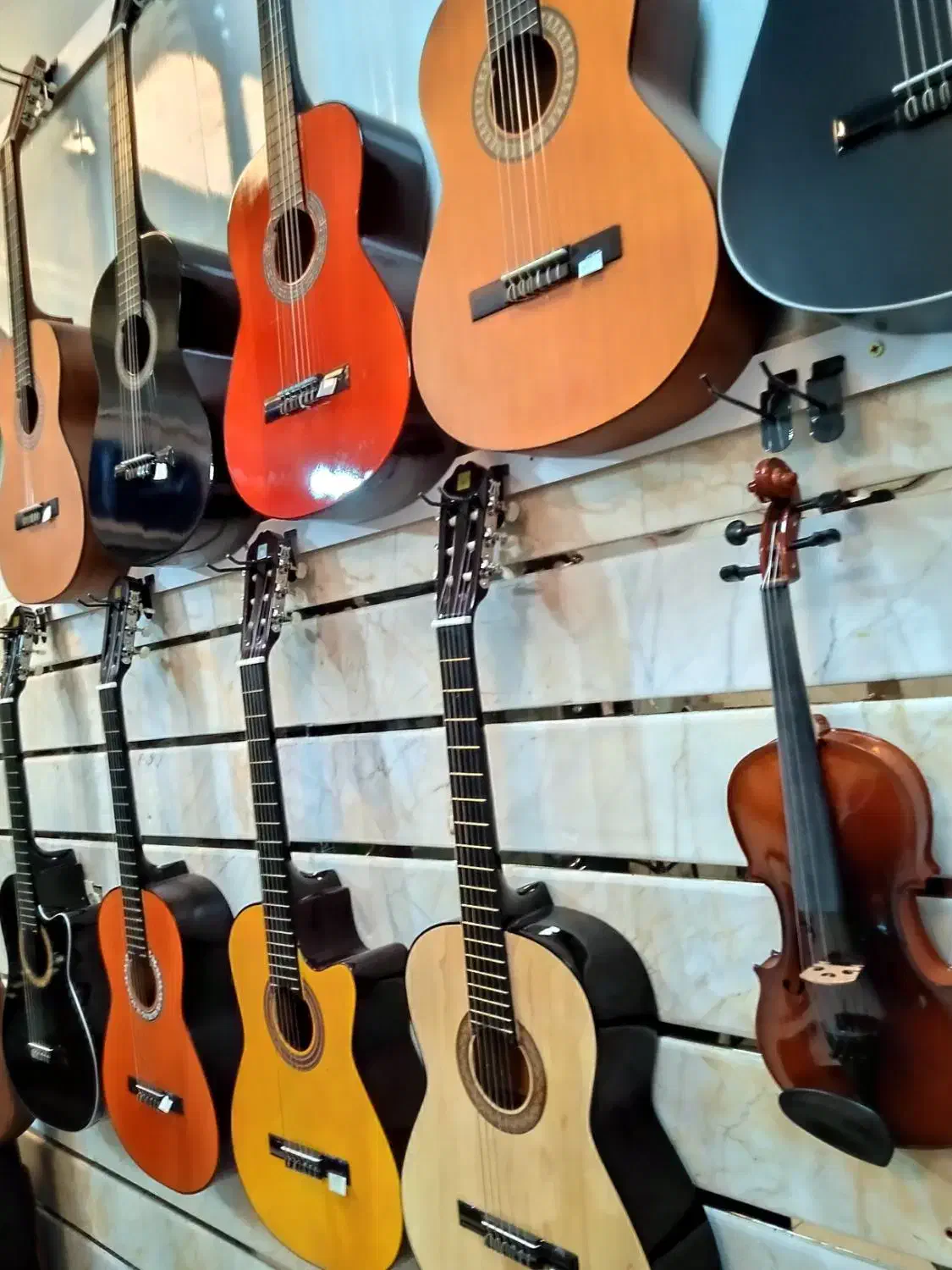 گالری موسیقی آونگ|گیتار، بیس، امپلیفایر|سرایان, |دیوار