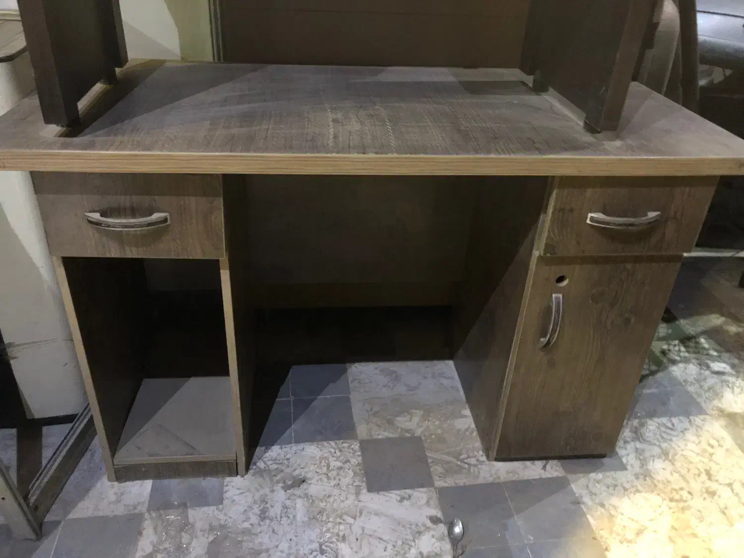 میز کامپیوتر و کمد ویترین دار|دفتر کار|قم, خداکرم|دیوار