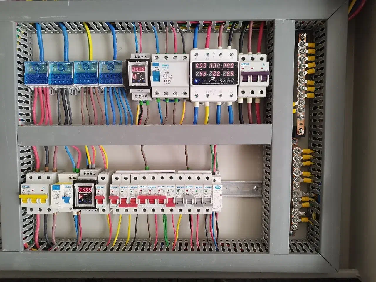 برقکار (کلیه خدمات برقکاری ساختمان و نیمه صنعتی)|خدمات پیشه و مهارت|کرمان, |دیوار