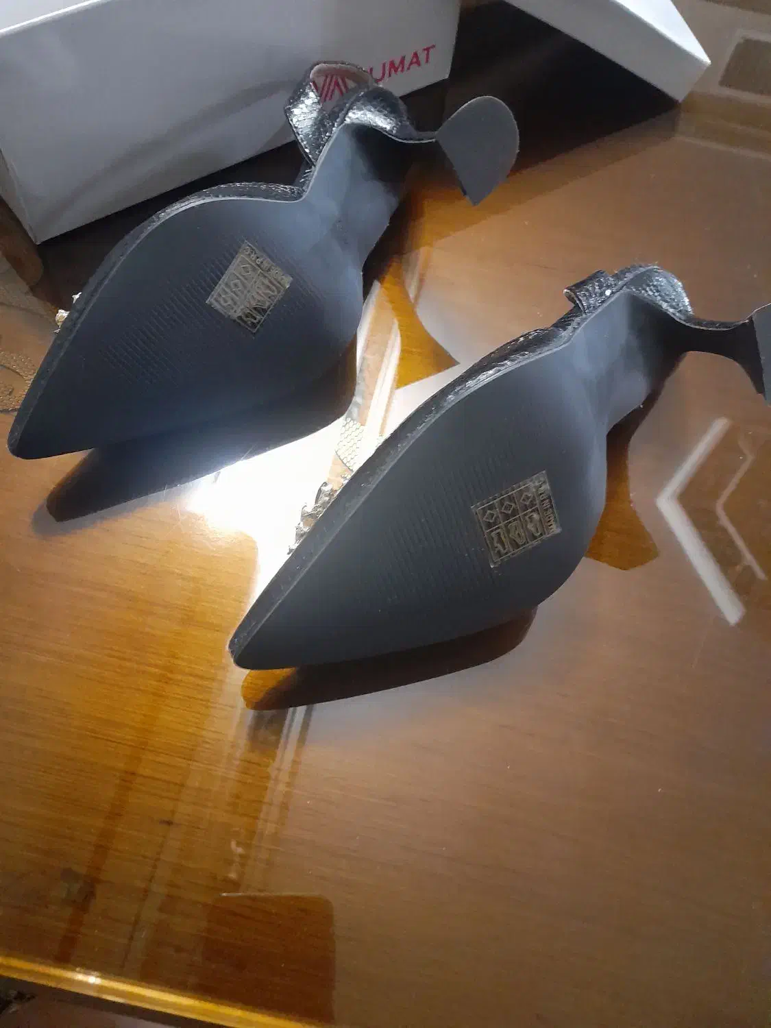 کفش|کیف، کفش، کمربند|قم, وادی السلام|دیوار